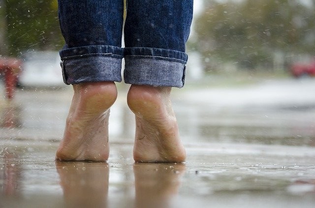 Barfuß im Regen