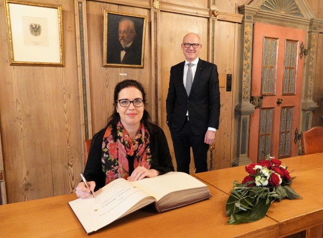 Die Generalkonsulung des Staates Israel, Sandra Simovich trägt sich in das goldene Buch der Stadt ein