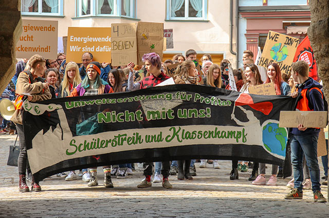 Fridays for Future Schüler mit Banner