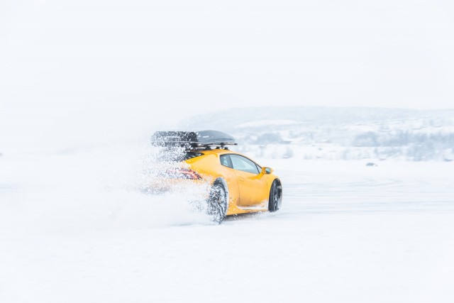 Im Schnee driftendes Auto