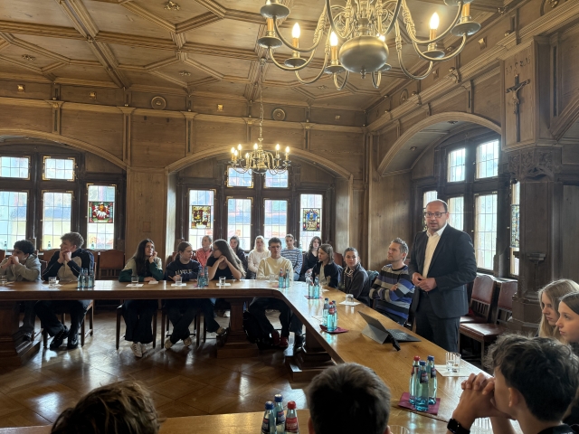 Jugendliche im Gespräch mit OB Dr. Ruf