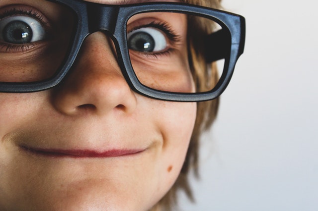 Kind mit Brille