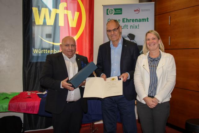 Martin Schneider wird mit der Landesehrennadel Baden-Württemberg geehrt