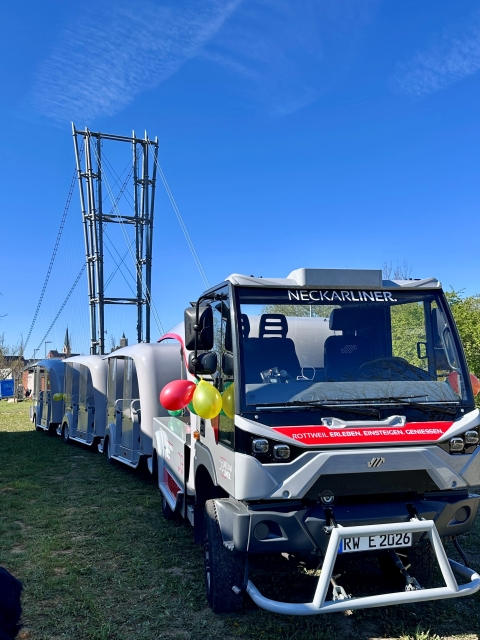 Mit Bus, Bahn und Bähnle zur Hängebrücke