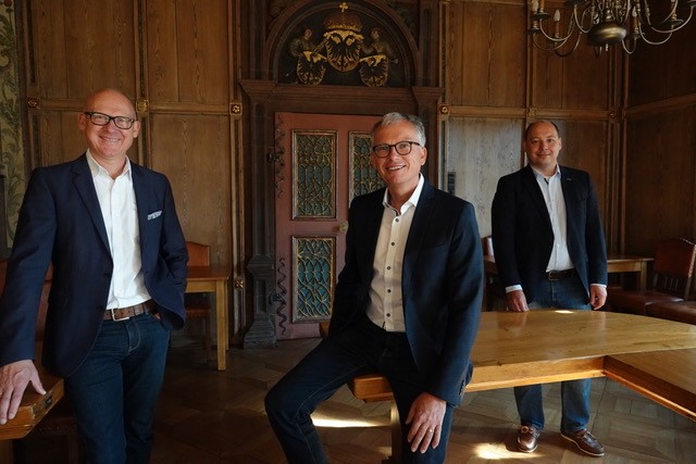 Oberbürgermeister Ralf Broß (links) und Bürgermeister Dr. Christian Ruf (rechts) gratulieren Rudolf Mager (Mitte) zu seiner Wahl als zukünftiger Fachbereichsleiter Bauen und Stadtentwicklung in Rottweil