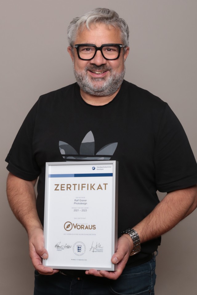 Ralf Graner mit dem VORAUS-Zertifikat der Handwerkskammer Konstanz.