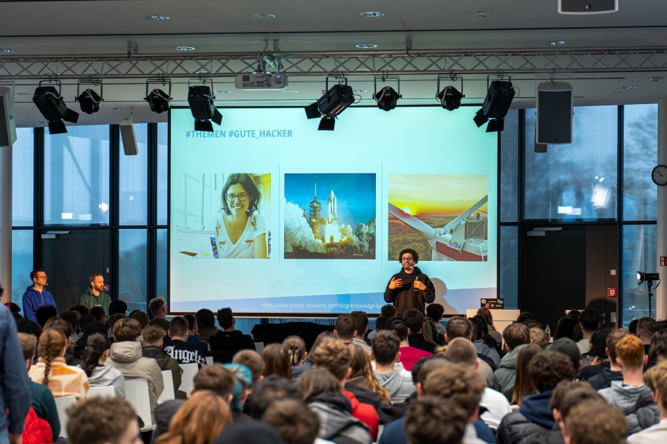 2.100 Jugendliche für Cyber-Attacken gerüstet: Kooperationsprojekt von Kreismedienzentren und IHK stärkt digitale Kompetenz