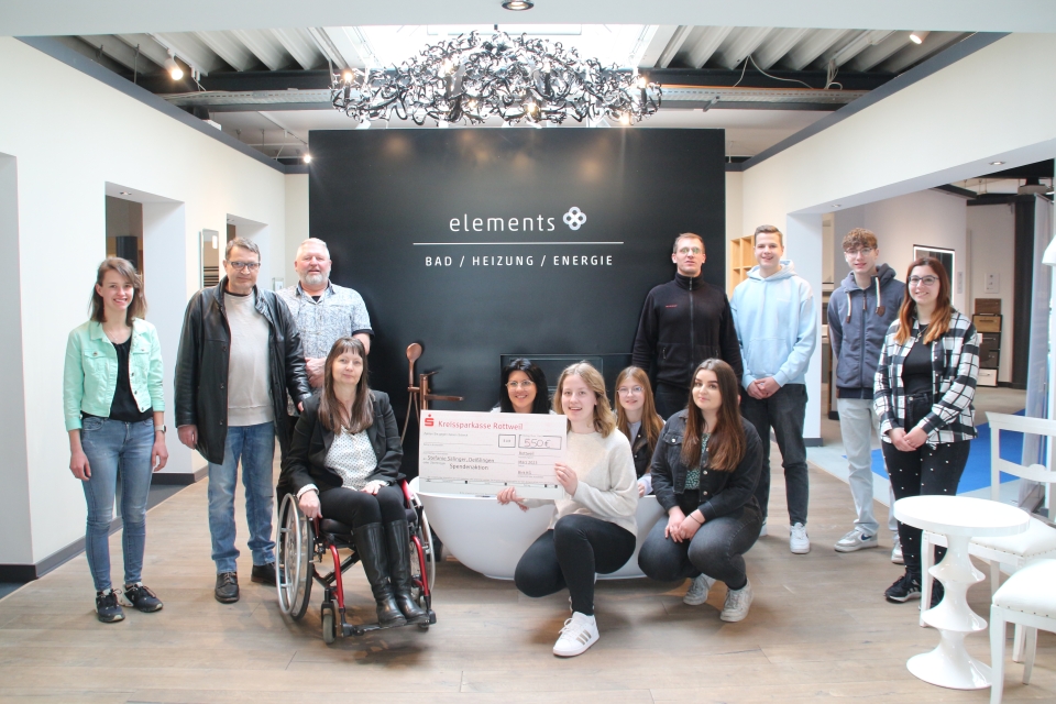 Azubis spenden 550 Euro für Stefanie Sälinger