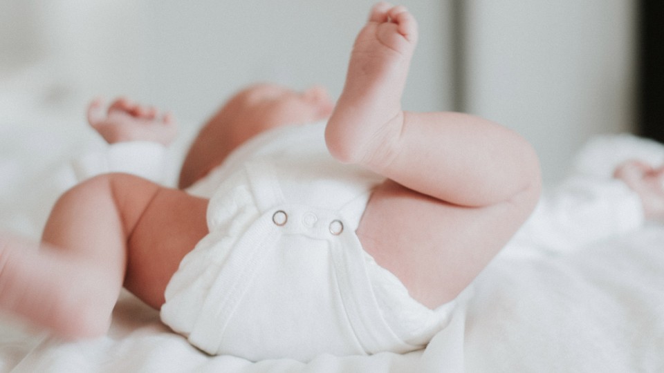 Baby auf Wickeltisch