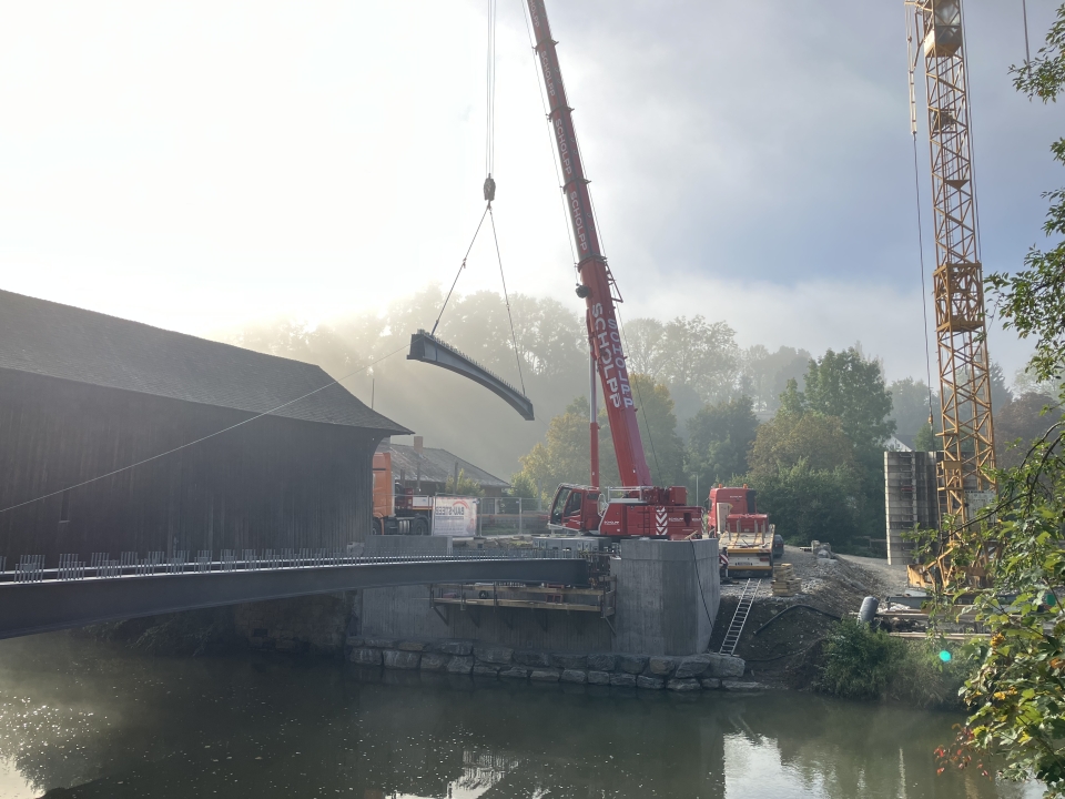 Brückenträger für Neubau an der Schindelbrücke eingehoben
