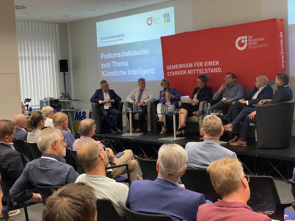 Podiumsdiskussion des BVMW zum Thema KÃ¼nstliche Intelligenz: vlnr.: Frank Bonath, Frank Chudoba, Dr. Nicole Hoffmeister-Kraut, Henriette Stanley, Thomas Gaus, Prof. Dr. Marco Huber, Stefan Jung