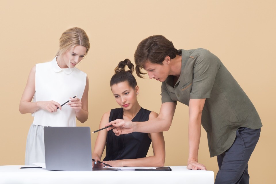 Drei Junge Menschen vor dem Notebook