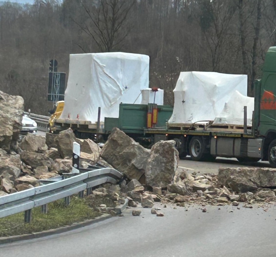 Heute Nachmittag hat sich ein Felssturz an der L415 zwischen Oberndorf-Stadt und Oberndorf-Lindenhof ereignet.