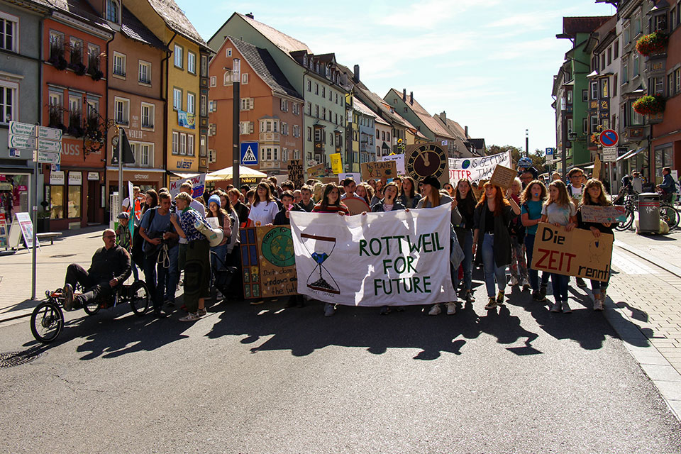 Ãber die HochtorbrÃ¼cke ging es zum Rathaus. Die Autofahrer warteten geduldig.