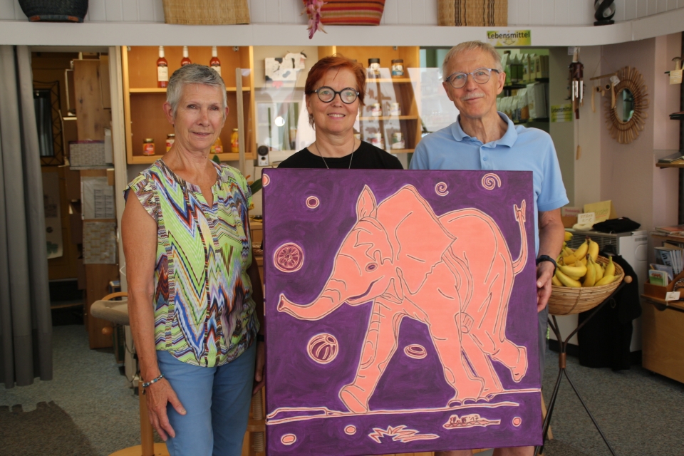 Gerlinde Hirt (links) und Axel Wolf (rechts) vom Weltladenteam mit Eva Bur am Orde und dem "Little Elephant", den man jetzt gewinnen kann.