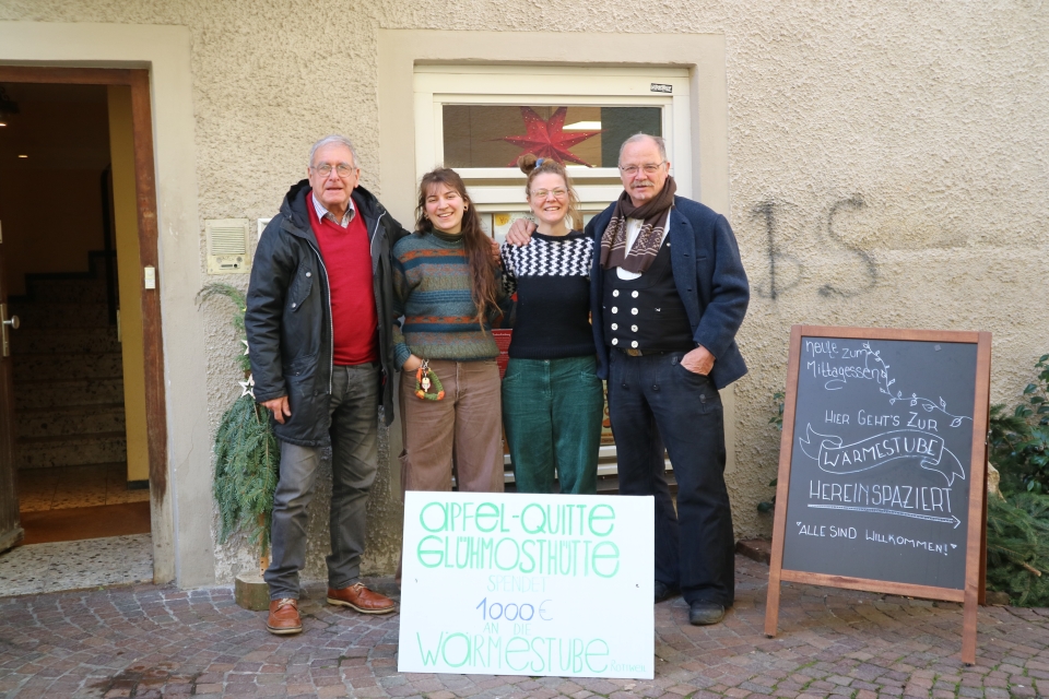 Glühmosthüttler spenden 1000 Euro für die Wärmestube