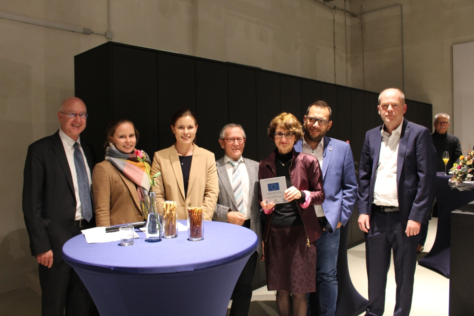 300.000 Euro gibt es aus der Leader-Förderung für die neuen Arbeitswelten. V.l.. Landrat Dr. Wolf-Rüdiger Michel, Ronja Schneider, Angela Blaes und Josef Rack (Leader), Christine Schellhorn, Heiko Maier und Oliver Porsch (Campus Schule-Wirtschaft)