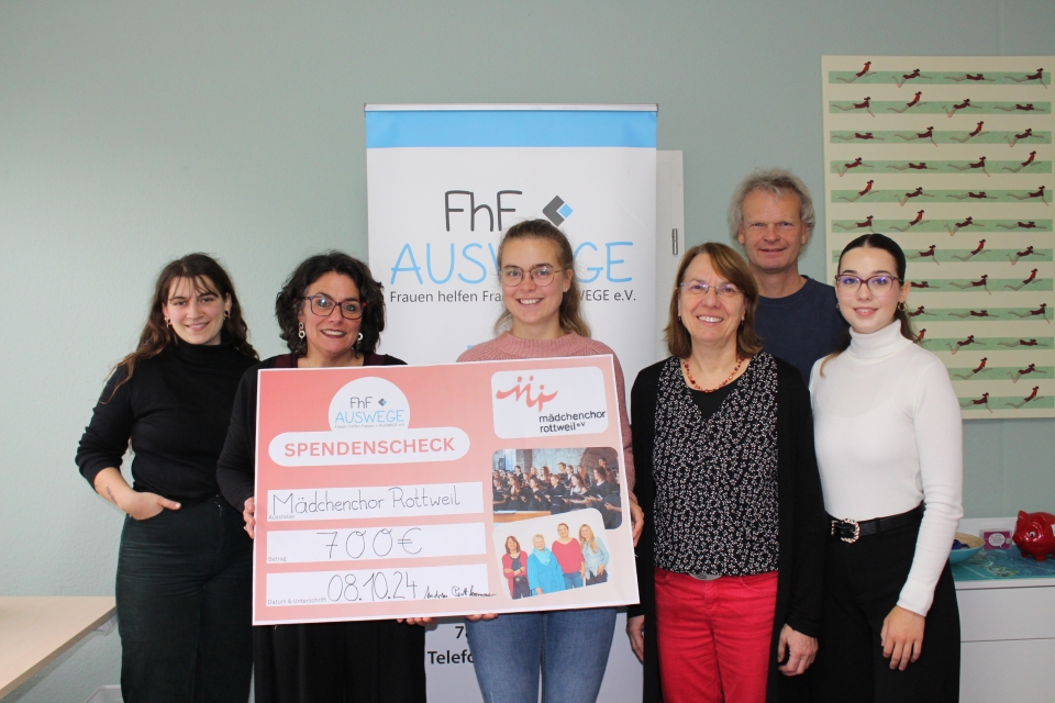 Mädchenchor spendet 700 Euro für Verein Frauen helfen Frauen