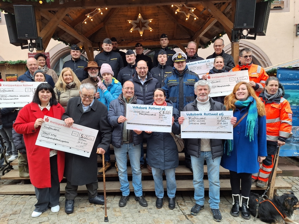 Marine übergibt Spendenerlös auf dem Rottweiler Weihnachtsmarkt