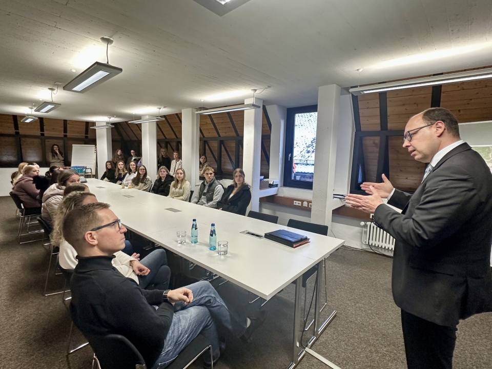 Oberbürgermeister im Gespräch mit Auszubildenden von der Nell-Breuning-Schule