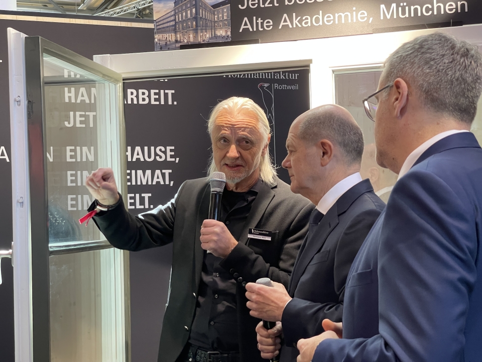 Olaf Scholz bei der Holzmanufaktur Rottweil auf dem Stand