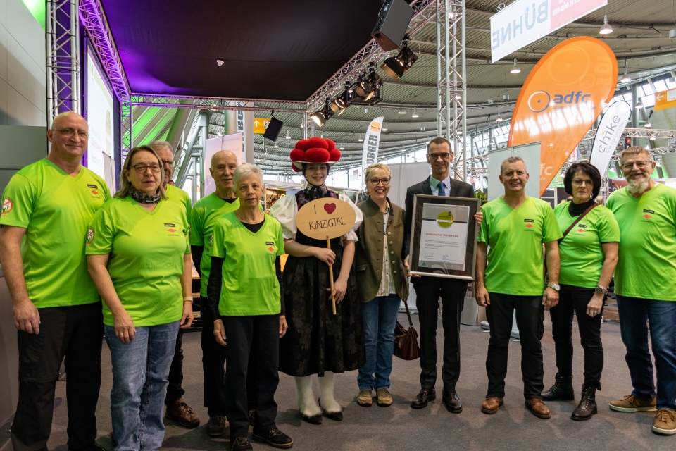 Dass Gruppenbild zeigt, neben Bürgermeister Jürgen Leichtle und Dagmar Fischer von der Tourist-Information, Mitglieder der Schwarzwaldvereins Ortsgruppe Lauterbach