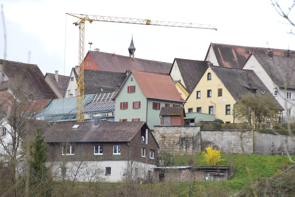Der Anbau von der anderen Neckarseite fotografiert: er fÃ¼gt sich gut ins historische Ensemble der historischen Innenstadt ein.