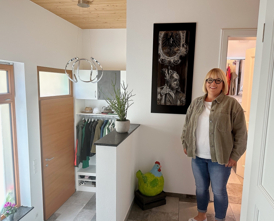 Stefanie Kroll zeigt den Anbau an ihr historisches Stadthause, der mit Hilfe der StÃ¤dtebaufÃ¶rderung realisiert wurde.