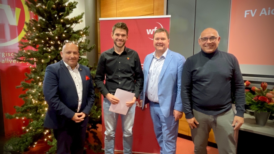 Sebastian Penalver (2. von links) nahm den Preis stellvertretend fÃ¼r den FC Aichhalden entgegen.