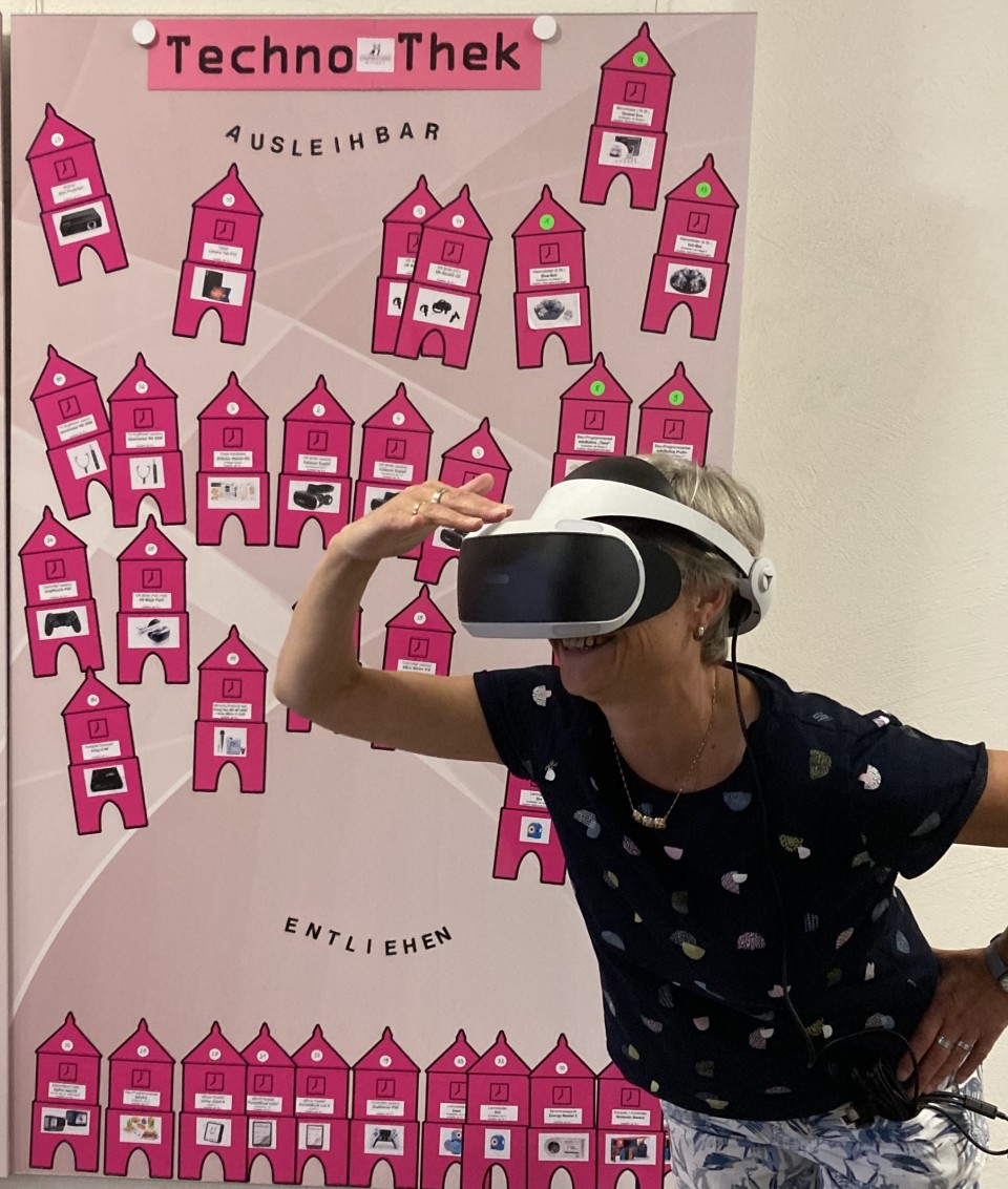 VR-Brille vor der Magnetwand