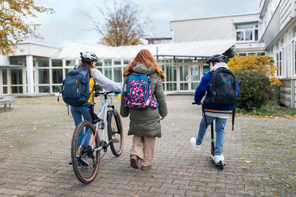 Zu Fuß, mit dem Roller, mit Spaß: Die Schulwegprofis kommen!
