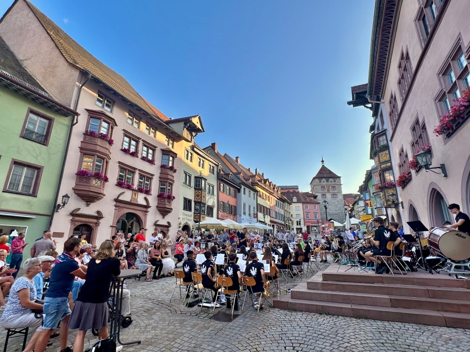 Zünftige Blasmusik vom Feinsten erklingt in der Fußgängerzone