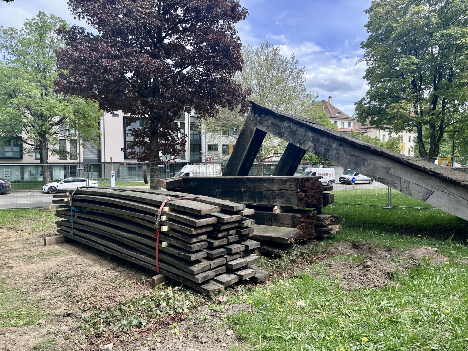 Zwischenstand Kunstwerk „Eichentische“ an der Königstraße