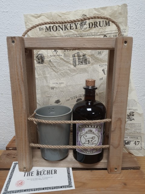 Geschenkset: Schwarzwald Dry 47 % VOL 47 Gin incl. Monkey The Becher  